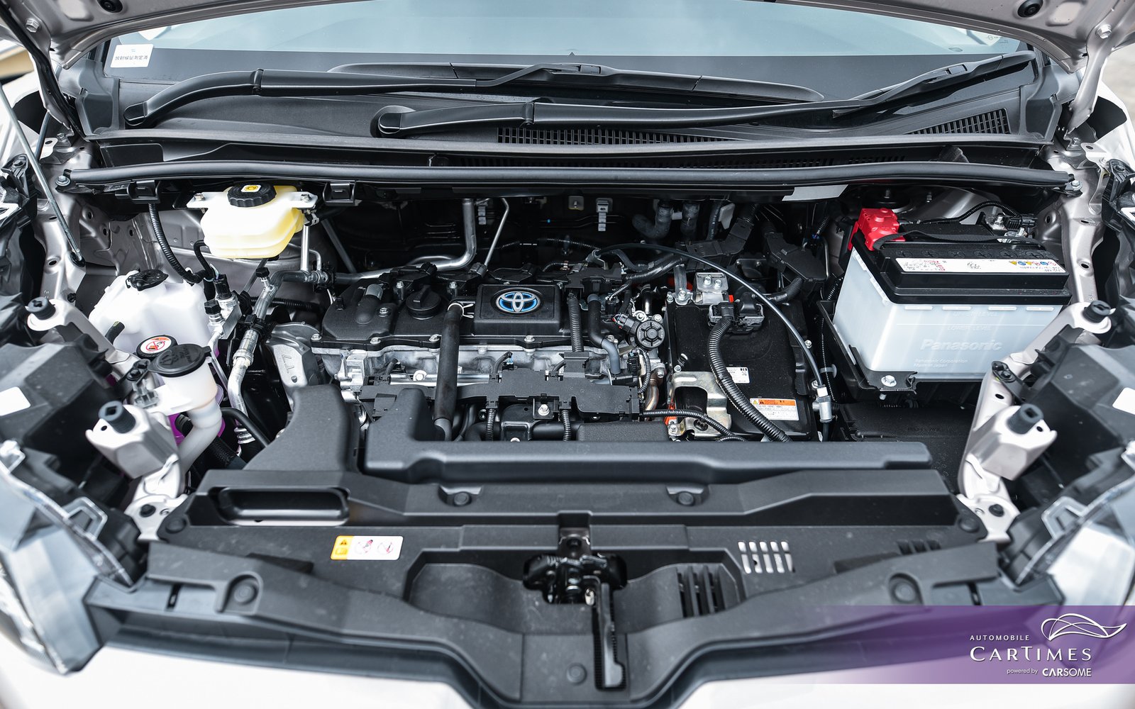 Toyota Noah Hybrid photo 6